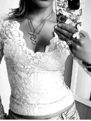 Vit spets topp  - Supersnygg vit topp i spets med djup v-ringning och långa ärmar. Figurnära passform och fina spetsdetaljer som ger en romantisk vibe. Perfekt att styla med jeans eller kjol för en trendig look. Köpt på Plick aldrig använd