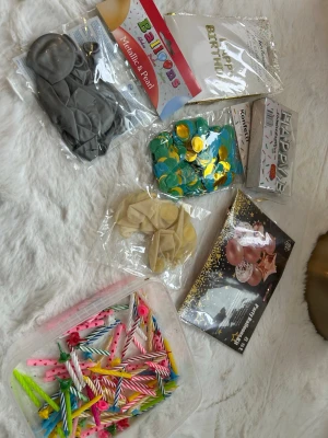 Stort paket med partydekorationer - Säljer ett mixat paket med partydekorationer som ballonger i grått, guld, vitt och rosa, konfetti i grönt och guld, födelsedagsljus i olika färger och mönster samt Happy Birthday-banner. Perfekt för att fixa en festlig stämning! 90% nytt bara lilla lådan med stearinljus är öppnat / använda 