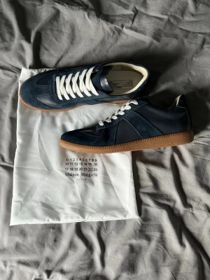 Maison Margiela Gats - Gats i storlek 44, hör av er vid frågor!