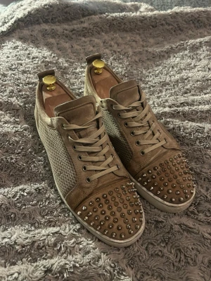  Christian Louboutin  - Snygga beige sneakers från Christian Louboutin med meshpaneler och mockadetaljer. Helt okej skick ✌️💛 Vid fler detaljer fråga mig och priset är icke huggit i sten!