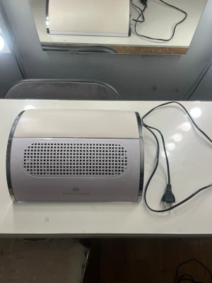 Nageldammsutsug från Beautylushh - Nageldammutsug från beauty lush. Den fungerar perfekt och har inga skador. Det medkommer även 2 påsar som är till för att samla upp dammet!💗