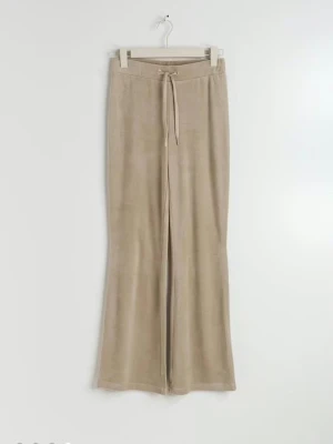 Beige velour trousers - Beiga mysiga byxor i storlek M, ifrån  Gina med fickor där bak.