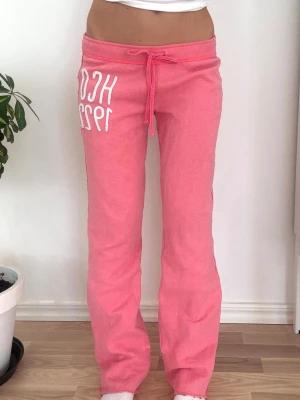 Hollister lågmidjade byxor  - Storlek M. Rakt över midjemått: 39cm. Innebenslängd: 75cm. Skickas inom 24h. Se liknande plagg i min profil!