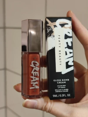 Fenty Gloss Bomb Cream - Fenty Glow  - Fenty Gloss Bomb Cream i färgen 02 Fenty Glow. Helt ny i förpackningen.