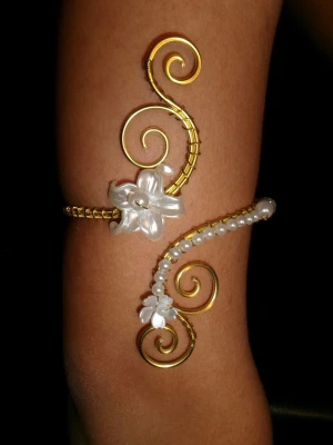 Armcuff  - Finns både i silver och guld💞 Lättböjd material som är enkel att justera. Vid osäkerhet, skriv gärna din till mig din omkrets på armen🥰 Jag gör även customs!