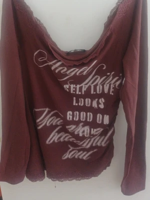 Vinröd topp med tryck - Från new Yorker. Änvänd 2 gånger ❤️ Extremt liten I storlek. L är M