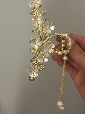 Guldig hårklämma med blommor och pärlor - Jättefin hårklämma som är köpt utomlands i metall material, bra kvalitet 💓