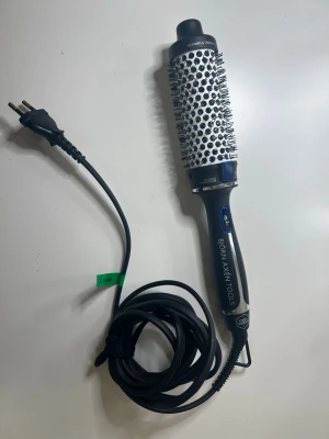 Björn Axén Värmeborste – knappt använd (2–3 ggr), som ny! - Säljer min Björn Axén värmeborste som är max 1 år gammal. Har använts typ 2–3 gånger och är i utmärkt skick – fungerar precis som ny. Säljes utan originalförpackning. Inga skador eller defekter.                                                           Priset kan såklart diskuteras