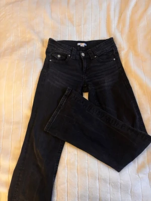 Svarta jeans  - Svarta jeans från Gina Young, strl 158. Lite urtvättade.
