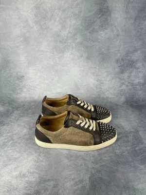 Christian Louboutin Sneakers - Skick 7,5/10. | Ingår: Endast skor. | Nypris: +- 8000 SEK. 