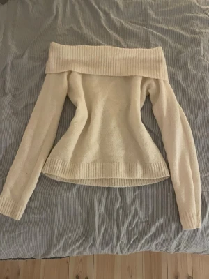 Off shoulder stickad tröja - Säljer en superfin cremevit off shoulder stickad tröja. Den ger en snatshed look❤️