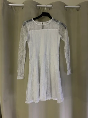 Vit spetsklänning från Kappahl - Säljer en vit klänning från Kappahl i storlek 170. Användt 1 gång så bra skick.💞