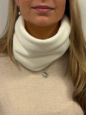 Fleece buff snow - 🤍❄️🎿vit fleece buff- snow. Handgjorda av vårat uf företag - Beyondbuff. Det finns ett begränsat antal så hör gärna av dig innan du köper 🤍Mått: 17 höjd, 27 bredd (rakt över)