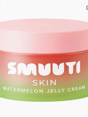 Smuuti Skin Watermelon Jelly Cream - En färgglad toner i burk från Smuuti Skin med rosa lock och burk i rött och grönt, inspirerad av vattenmelon. Produkten heter Watermelon Jelly Cream och har en geléliknande konsistens som känns fräsch och återfuktande.