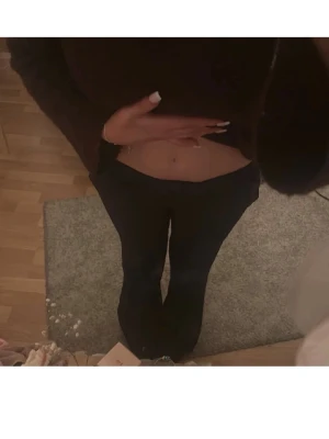 Lågmidjade kostymbyxor - lågmidjade kostymbyxor ifrån bikbok storlek 36 i short längd. Köpta för 500, aldrig använda bara testade🥰