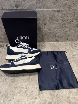 Dior B25 - Tja! Säljer nu mina super snygga Dior B25 skor. Skorna har aldrig någonsin använts, passar också till alla möjliga outfits. Säljs då dem ej kommer till använding. Hör av er privat vid minsta lilla fundering!