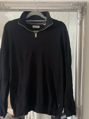 Tröja med halv dragkedja  - Snygg tröja med halv dragkedja som är svart
