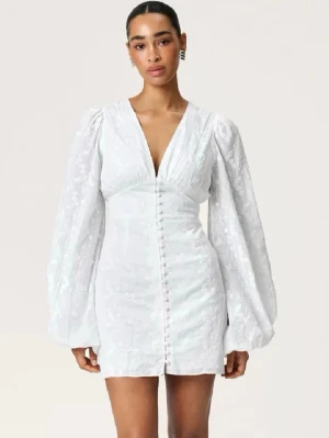 Adoore klänning!🤍 - Vit kort klänning från adoore som endast är använd på studenten!🤍