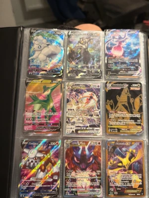 Pokémonkort samling holografiska - Säljer en samling Pokémonkort med holografisk finish, flera V, VMAX och EX-kort i olika färger och motiv. Kort med populära Pokémon som Vulpix, Regigigas, Mr. Mime och fler. Perfekt för samlare eller Pokémonfans som vill utöka sin kollektion.