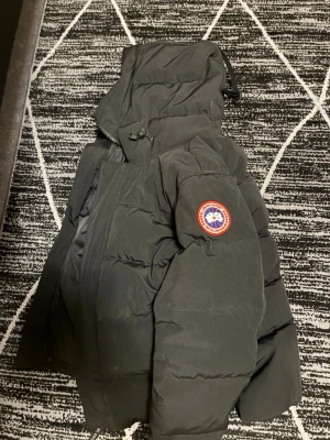 Canada Goose Macmilian - En härlig och fin dunjacka från Canada Goose som är varm och tjock, den är inte äkta därav priset, men väldigt bra kvalitet. Kosta mig originalt 2300 men säljer den så billigt eftersom att jag vill få bort den då jag har en annan jacka. Storlek M men passar även S (jag är S)