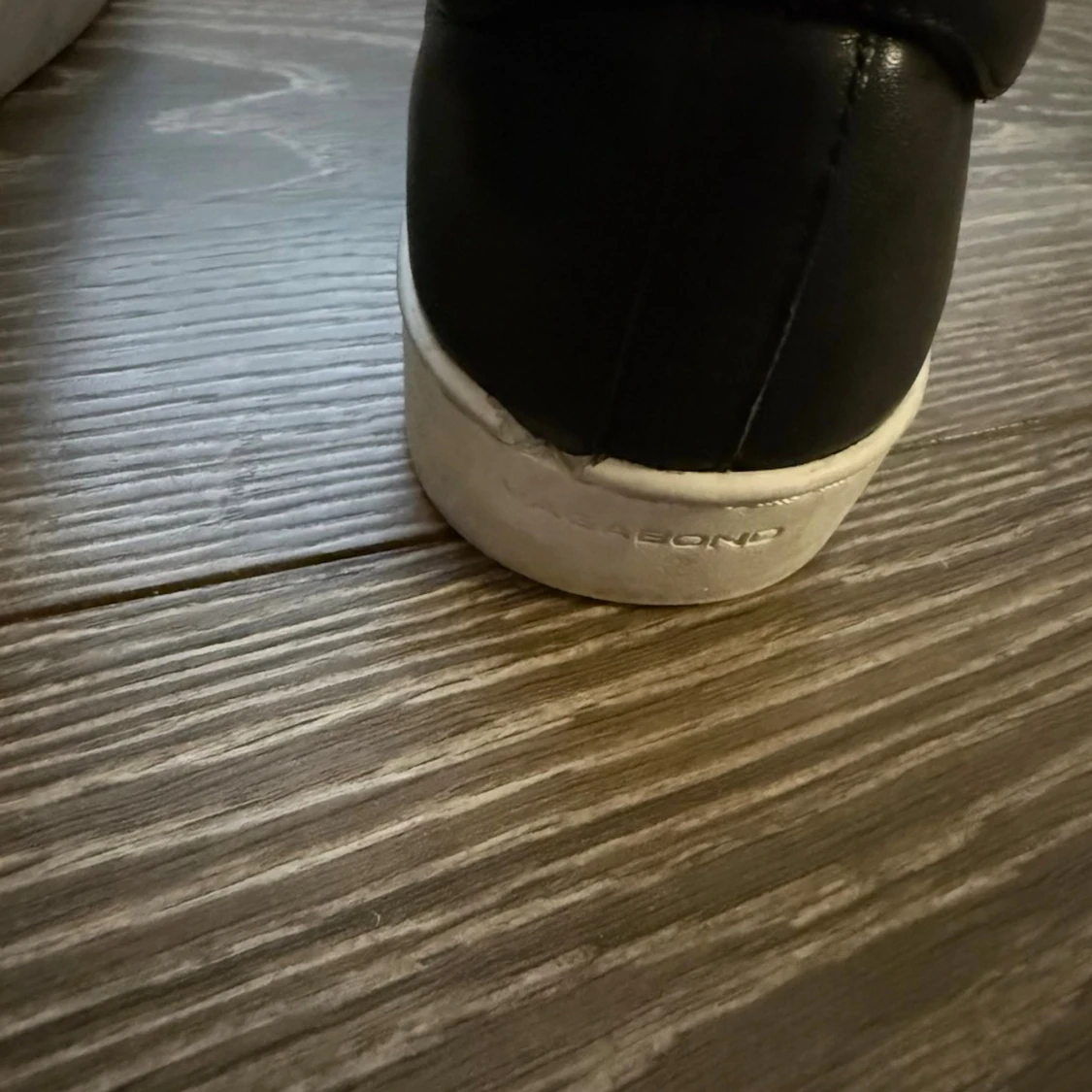 Svarta sneakers i läder med vit sula - 3