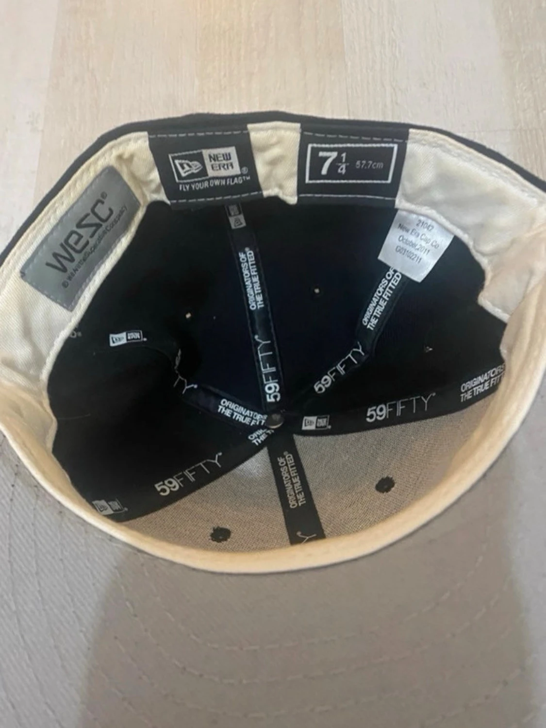 Svart keps med broderad logga - 3