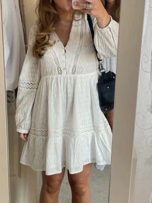 Vit klänning med spetsdetaljer  - Superfin sommarklännning från Zara, använd fåtal gånger💕💕