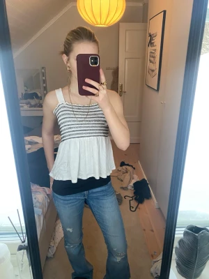 Vit och svart mönstrad linnetopp - Säljer en söt vit linnetopp med breda axelband. Använd fåtal gånger, st.l M men passar även som S🥰