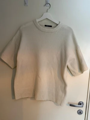 Vit stickad tröja Gina Tricot - Stickad tshirt i super skick från Gina tricot, endast använd vid ett tillfälle!❤️