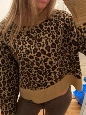 Stickad tröja  - Superfin!! Skönt tjockt material, inte stickig 