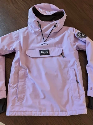 Dope skidjacka XS - Dope Blizzard, dam, vadderad modell. Fint skick, liten fläck på ryggen samt ena ärmen, se bilder, liten reva i tyget på framsidan ca 3 mm, se bild. Finns även byxor Dope Con i samma färg stl S.