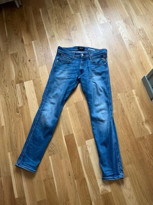 Replay anbass slim fit - Säljer nu dessa riktigt snygga replay jeans. Köpta för 1100 på Carlings och använda en gång tyvärr förstora. Inga defekter, storleken är 31/32 men sitter som 30/32. Skriv vid minsta fråga eller fundering! Kvitto fins om man vill ha👍