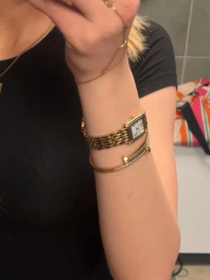 Guldfärgad rektangulär klocka - Klocka från Regal