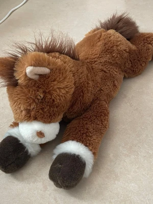 Stort häst gosedjur  - Fin brun stor häst. Mycket fluffig häst, väldigt bra att krama.
