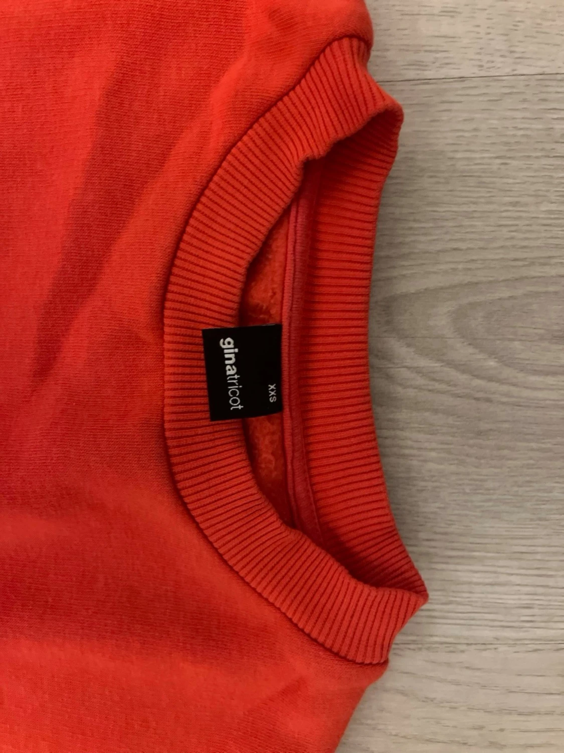 Röd sweatshirt från Gina Tricot - 2