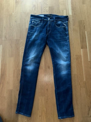 Replay Anbass - Hej, säljer nu mina replay anbass jeans i färgen mörkblå. Storlek (33w 32L). Riktigt populära och snygga jeans och i väldigt fint skick.