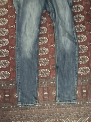 Blå skinny jeans Liam - Säljer ett par blå skinny jeans med Liam-passform. Jeansen har smal siluett och klassisk femficksdesign. Perfekta för dig som gillar en tajt look och vill ha ett par stilrena jeans till vardags. Materialet är denim i bomull med stretch.