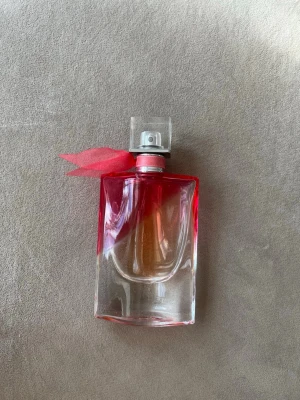 La Vie Est Belle en rose edt från Lancôme - La Vie Est Belle en rose edt från Lancôme 50ml. Förvarats mörkt och svalt. Skulle säga ca 40% kvar i flaskan. 