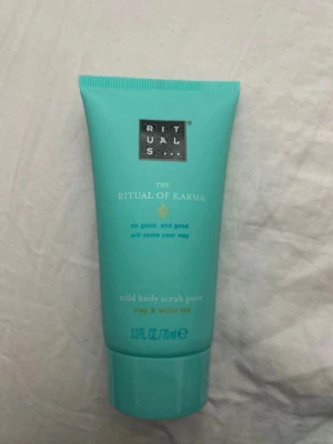 Rituals The Ritual of Karma kroppsskrubb - Mild kroppsskrubb från Rituals i serien The Ritual of Karma. Tuben är turkos och innehåller 70 ml skrubbpasta med lera och vitt te. Perfekt för att exfoliera huden och ge en fräsch känsla. Praktisk tub som är enkel att använda. Finns 2st