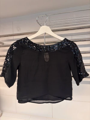 Topp med paljetter  - Topp med paljetter från Abercrombie. Storlek S (barn). 