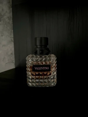 Valentino Born in Roma - Exklusiv parfym 50ml - Säljer min Valentino Born in Roma Donna Eau de Parfum 50 ml. En elegant och feminin doft med en fin balans mellan friska och varma toner – passar lika bra till vardag som till kväll.  Cirka 70 % kvar i flaskan (se bilder för nivå). Flaskan är i mycket fint skick utan skador och har förvarats varsamt.  Nypris ca 1 099 kr. Säljes då den inte kommer till användning.  Pris 750 kr. Seriösa bud beaktas.