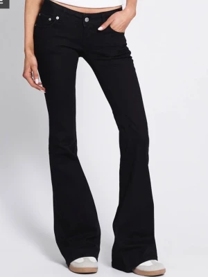 Svarta bootcut jeans med låg midja - Snygga svarta jeans med bootcut passform och låg midja. Jeansen är helt nya💗.