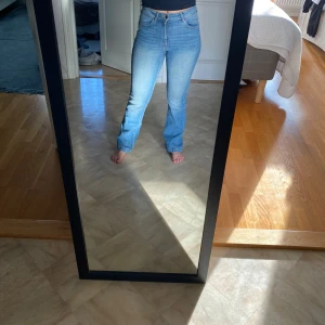 utsvängda jeans  - utsvängda jeans från JDY