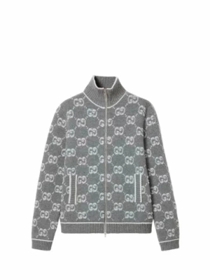 Gucci kofta - Snygg grå kofta från Gucci med hel dragkedja och hög krage. Koftan har ett klassiskt GG-mönster i vitt och ribbade muddar. Två fickor framtill med vita detaljer. Perfekt för dig som gillar exklusiv streetstyle.