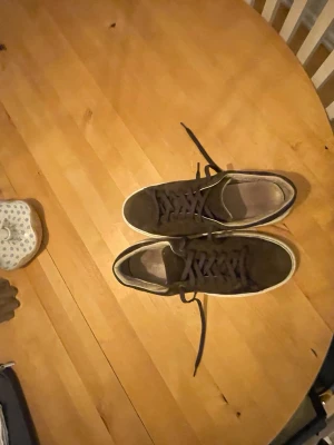 Bruna mocka sneakers  - Bruna mocka sneakers, Bra skick, Märke LEGEND Nypris 1500 kr, Passar till vardag och fest