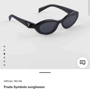 Svarta Prada Symbole solglasögon - Säljer ett par svarta Prada Symbole solglasögon med cool oval form och breda skalmar där loggan syns tydligt. Glasögonen har mörka linser och en riktigt trendig vibe. Perfekta för dig som vill sticka ut och köra på en lyxig look. Nypris 4650kr. Otroligt bra skick! Kan skicka fler bilder om önskas☺️💕Kvitto och tillbehör finns. 