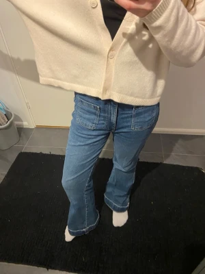 Jeans med fickor fram - Super fina utsvängda jeans med fickor framtill 💗midjemått cirka 38cm