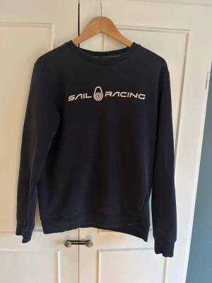 Sail Racing Bowman sweater - En mörkblå sail racing sweater som är ett skönt plagg perfekt för vardagar och en avslappnad stil. Säljes då den inte används längre