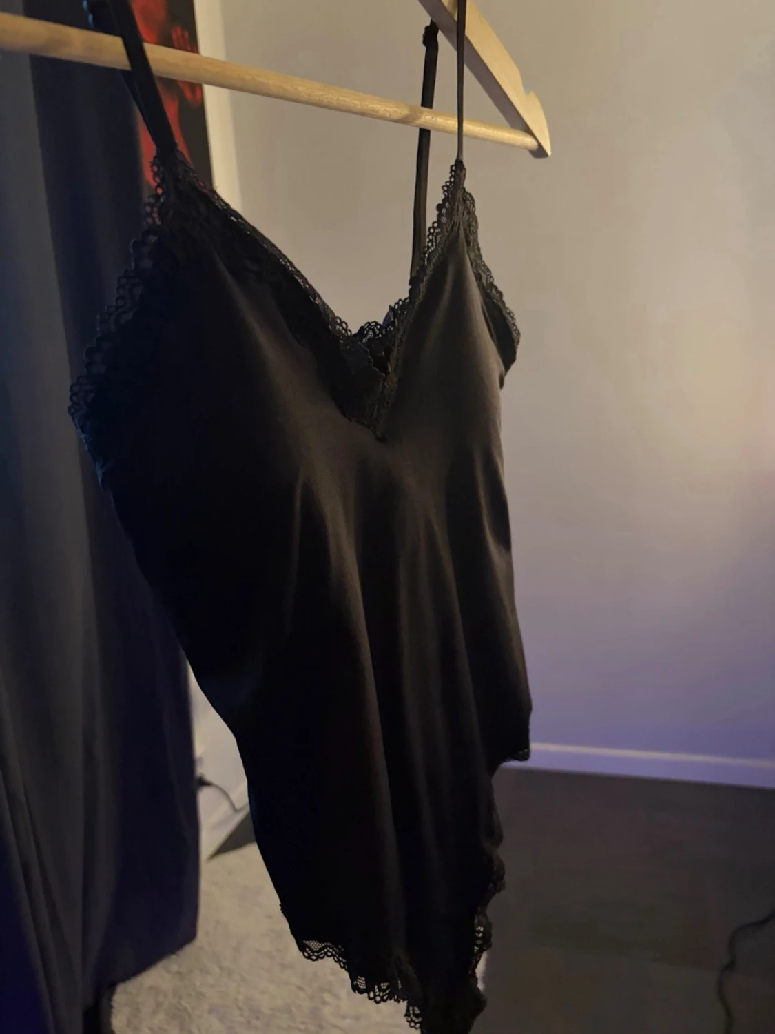 Svart body med smala axelband