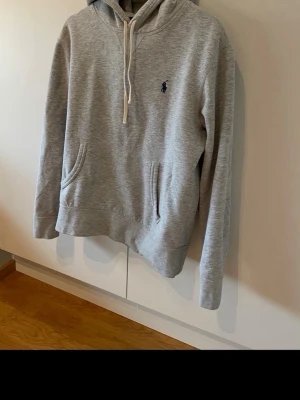Polo Ralph lurhen hoodie  - Skit snygg hoodie i mycket bra skick från polo ralp lurhen hör av er vid fler frågor!